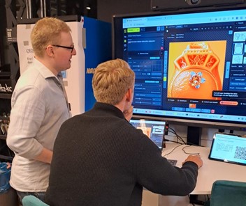 Station Bildgenerierung im KI-Showroom: Computer mit einer Bearbeitungsansicht.
