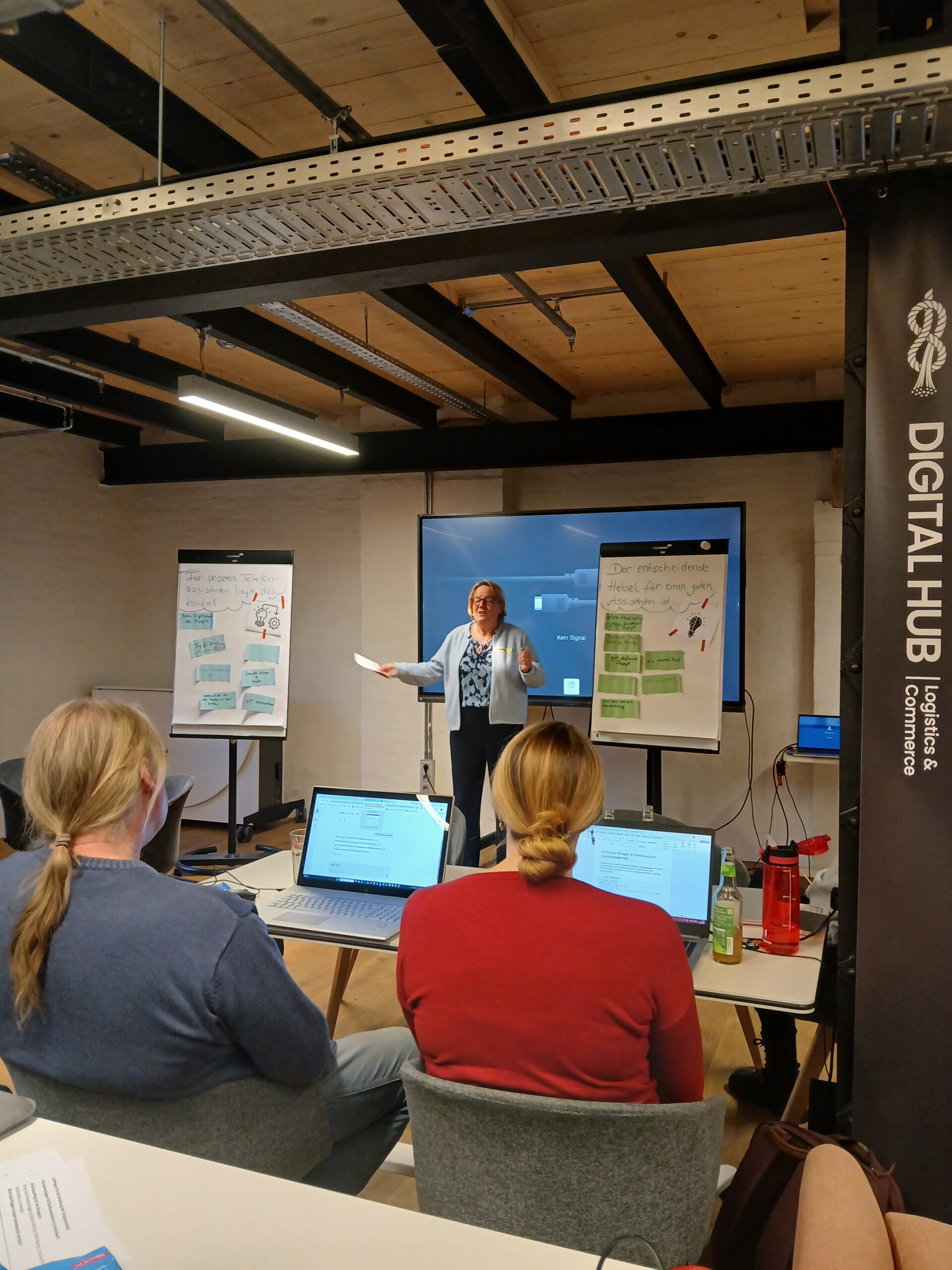 Workshop-Atmosphäre mit Publikum und Referentin im Hintergrund